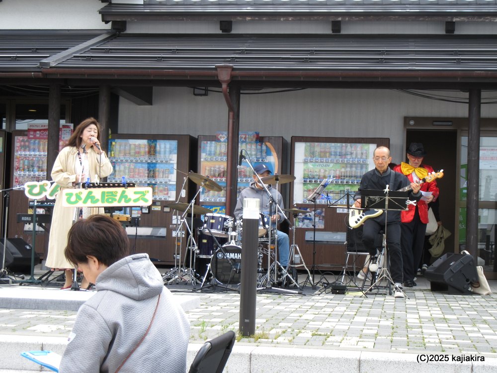 「道の駅加治川」3周年祭（１日目）、「ぴんぽんズ」と「のどじまんカラオケ大会」