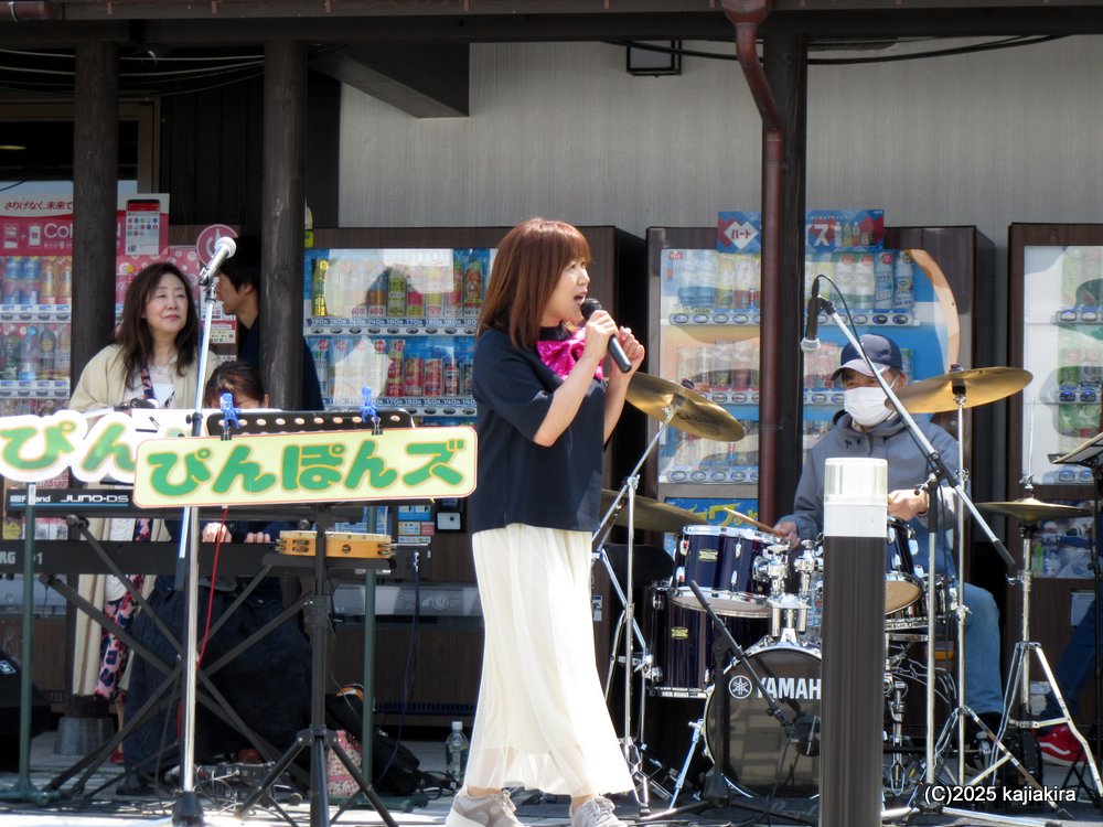 「道の駅加治川」3周年祭（１日目）、「ぴんぽんズ」と「のどじまんカラオケ大会」