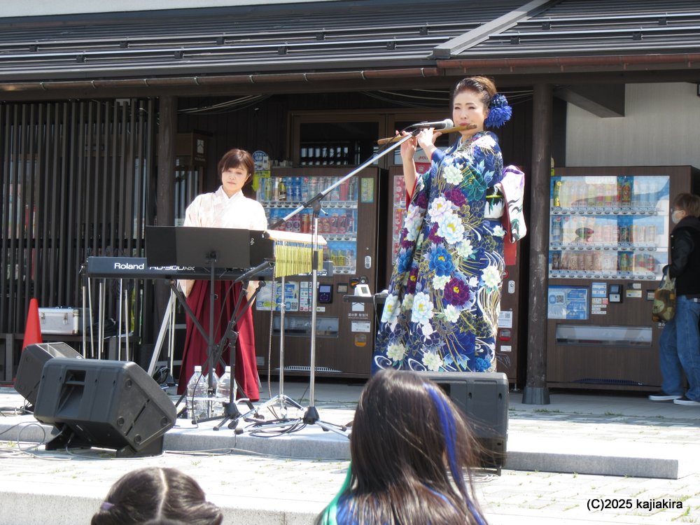 「道の駅加治川」3周年祭（１日目）、「ぴんぽんズ」と「のどじまんカラオケ大会」