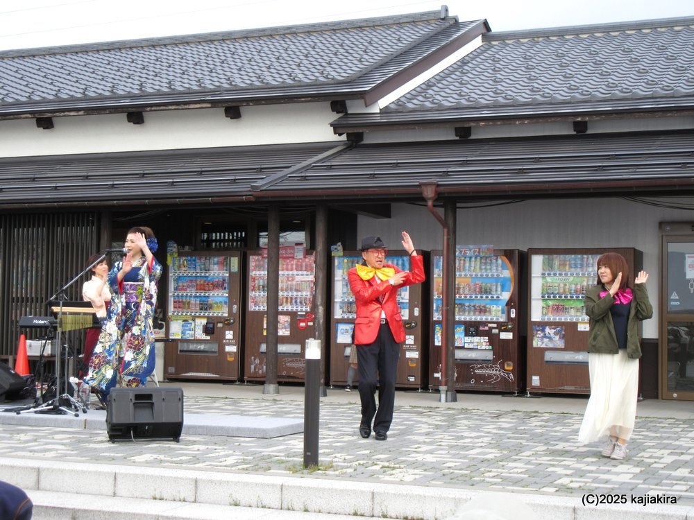 「道の駅加治川」3周年祭（１日目）、「ぴんぽんズ」と「のどじまんカラオケ大会」