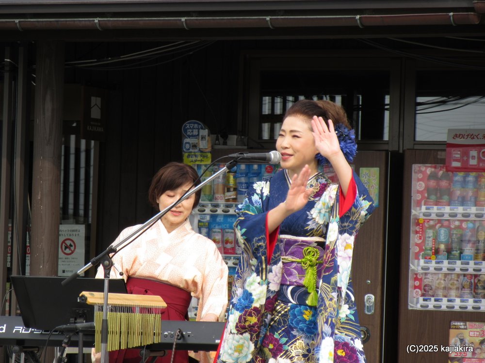 「道の駅加治川」3周年祭（１日目）、「ぴんぽんズ」と「のどじまんカラオケ大会」