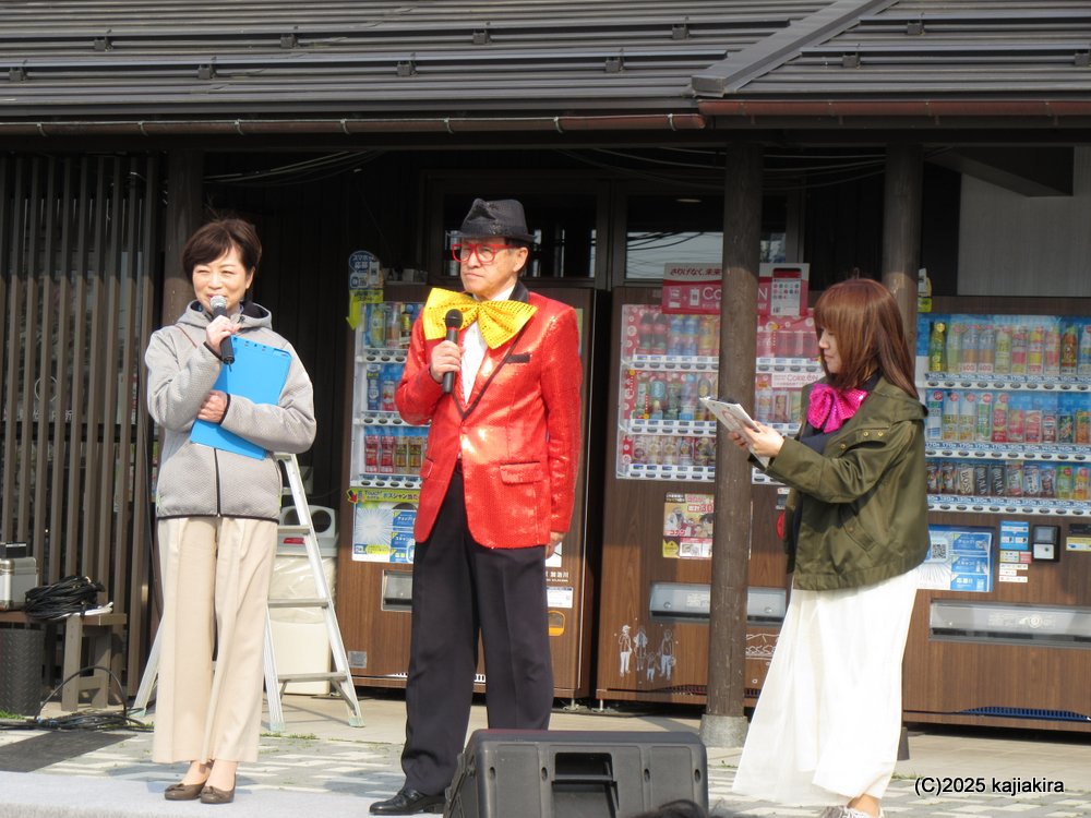 「道の駅加治川」3周年祭（１日目）、「ぴんぽんズ」と「のどじまんカラオケ大会」