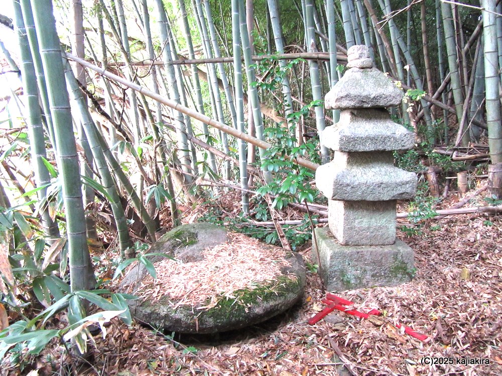 大天城の城主、青鬼監人が埋葬されたと言い伝えられる青鬼崎の大石と三重の石塔［新発田市］