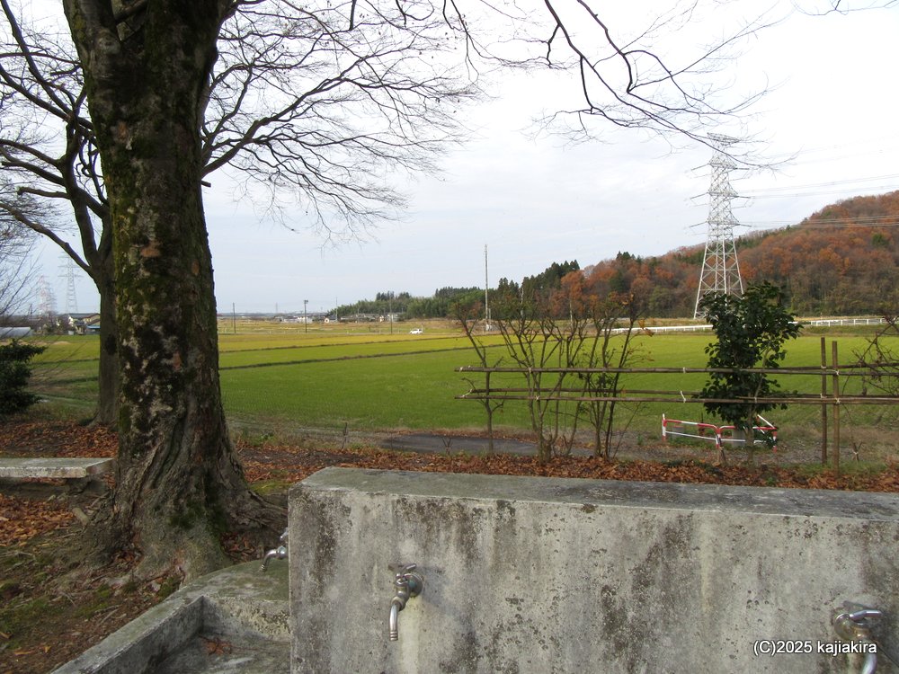 大天城の城主、青鬼監人が埋葬されたと言い伝えられる青鬼崎の大石と三重の石塔［新発田市］
