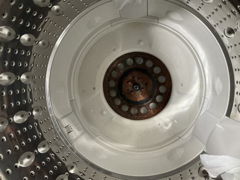 現役17年以上の洗濯機　洗濯槽の底がサビだらけの画像