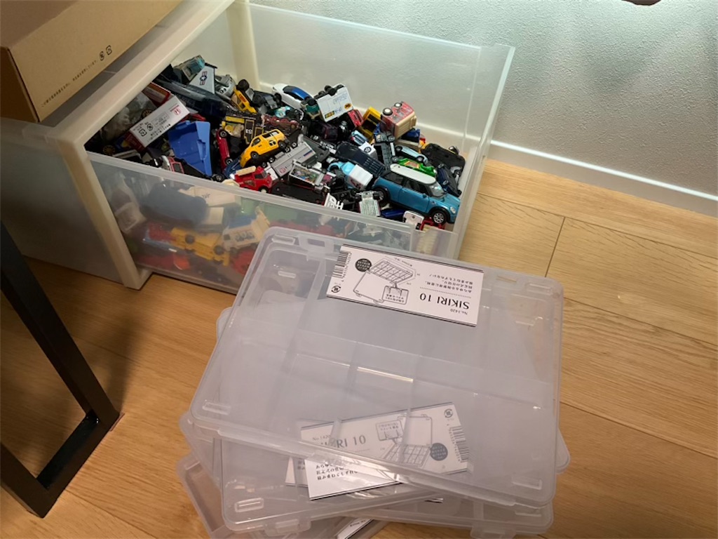 セリアのSIKIRI収納ケースで大量トミカを整理！ - かじたんノート