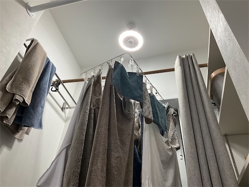 脱衣所のサーキュライトで部屋干ししている画像