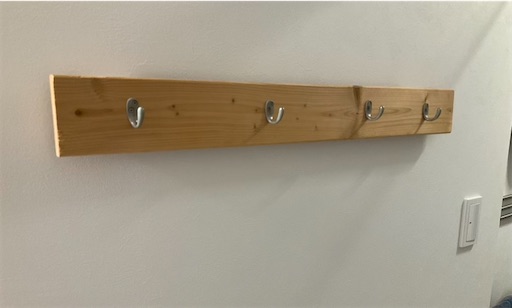 1×4材にフックをつけてインテリウォールバーで固定