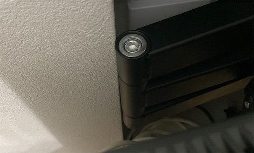 壁掛けテレビのニッチのサイズが微妙に合っていない画像