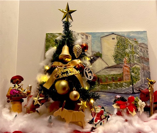 玄関ホールにクリスマスツリーを設置