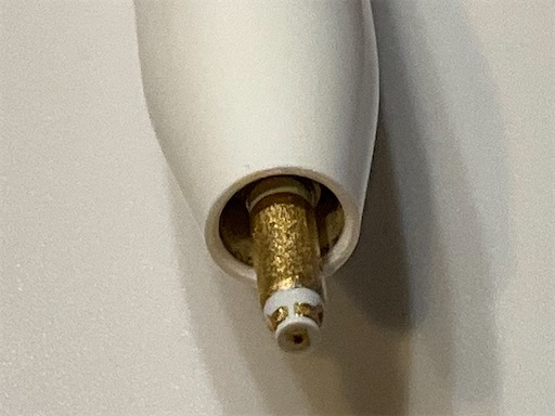 純正ApplePencilのペン先が折れて中に残っていたパーツを取り出した状態