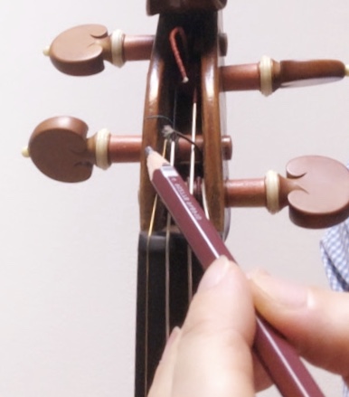 ペグが硬い 東京・中野・練馬・江古田・ヴァイオリン・ヴィオラ・音楽教室 f:id:kakiflynikki:20200609082141j:plain
