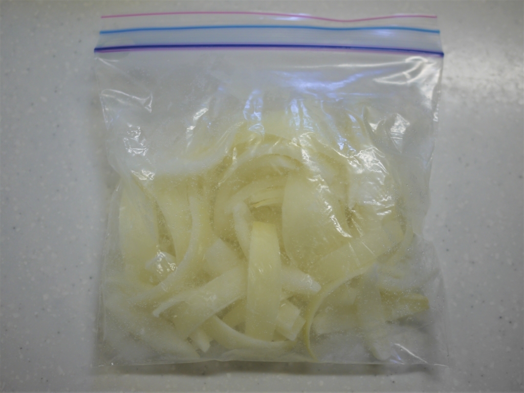 自炊ワザ 2カ月はもつ 冷凍玉ねぎ が便利すぎ レンジだけで作る親子うどん も10分かかりません メシ通 ホットペッパーグルメ