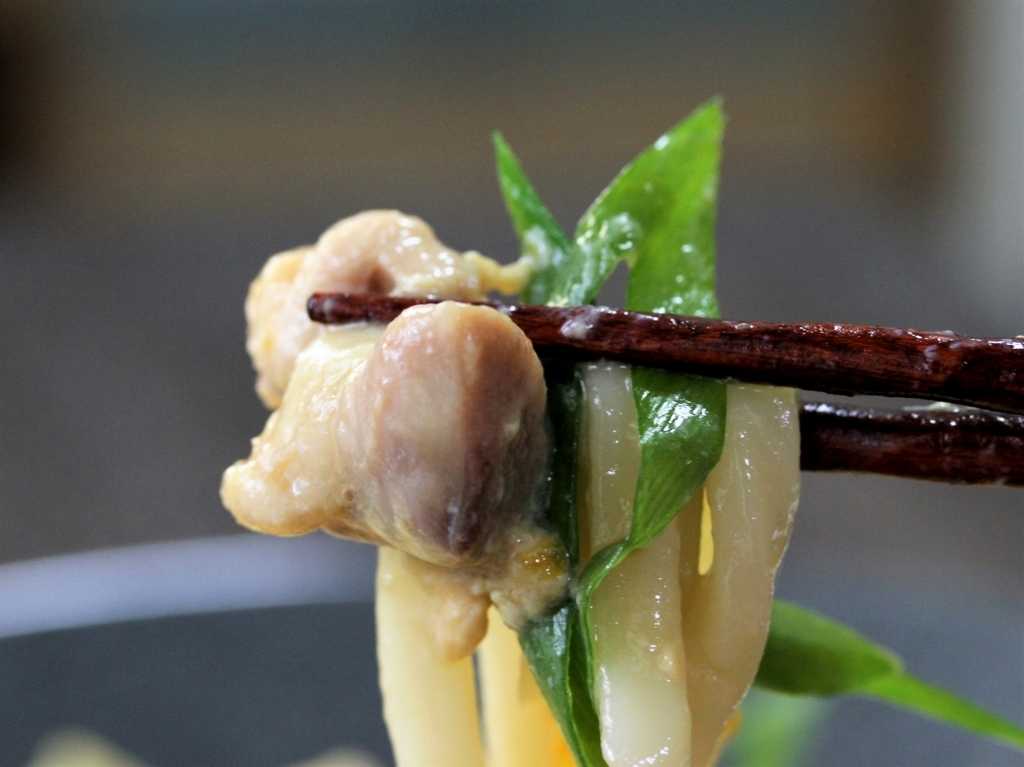 自炊ワザ 2カ月はもつ 冷凍玉ねぎ が便利すぎ レンジだけで作る親子うどん も10分かかりません メシ通 ホットペッパーグルメ