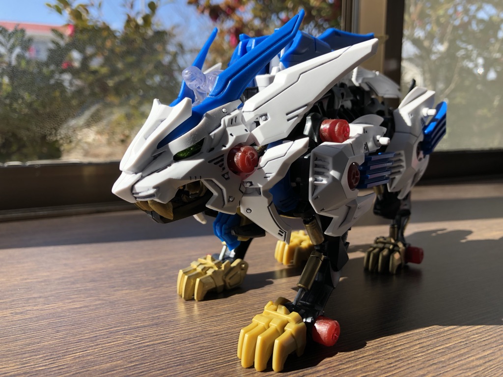 左前爪が金塗装出来ていないのが惜しい