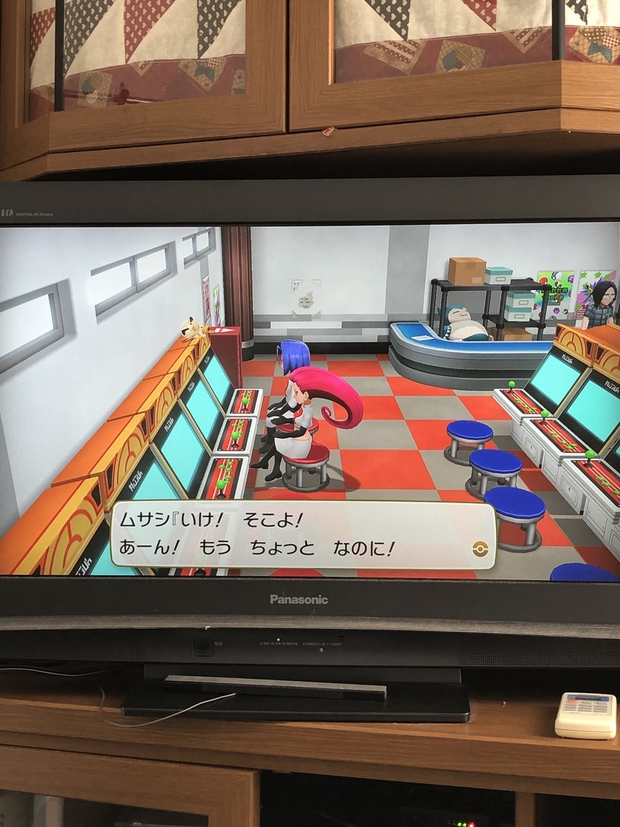 ゲームコーナーで遊ぶムサシとコジロウ