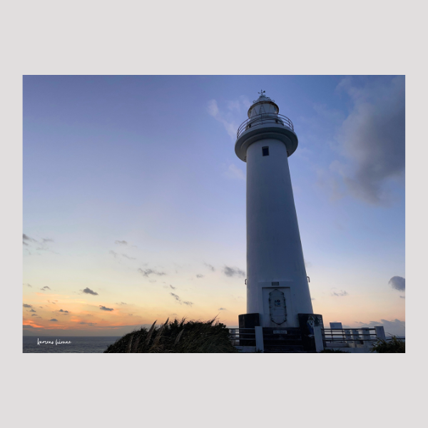 紫色の空と爪木埼灯台を見上げる写真