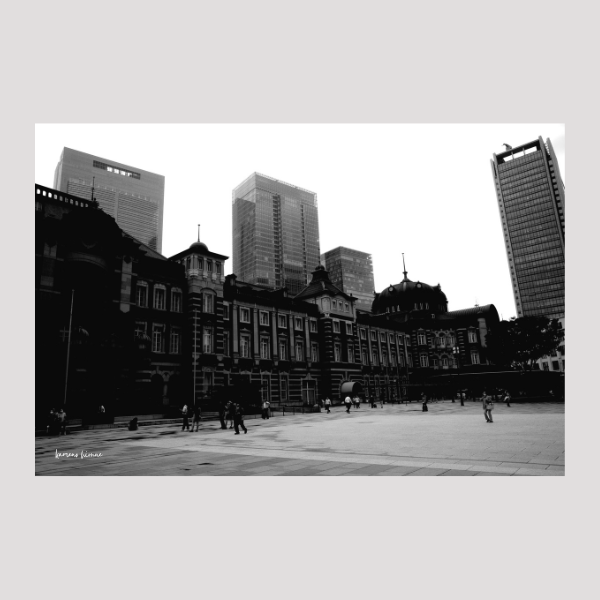 斜めから見た東京駅のモノクローム写真