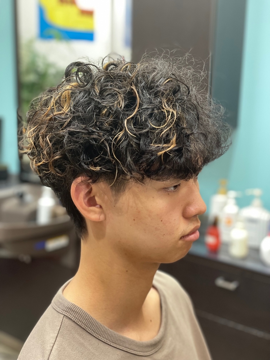 根強い人気のメンズマッシュのツーブロックにパーマをプラスしたカーリーヘア バーバーそらまめ S Blog