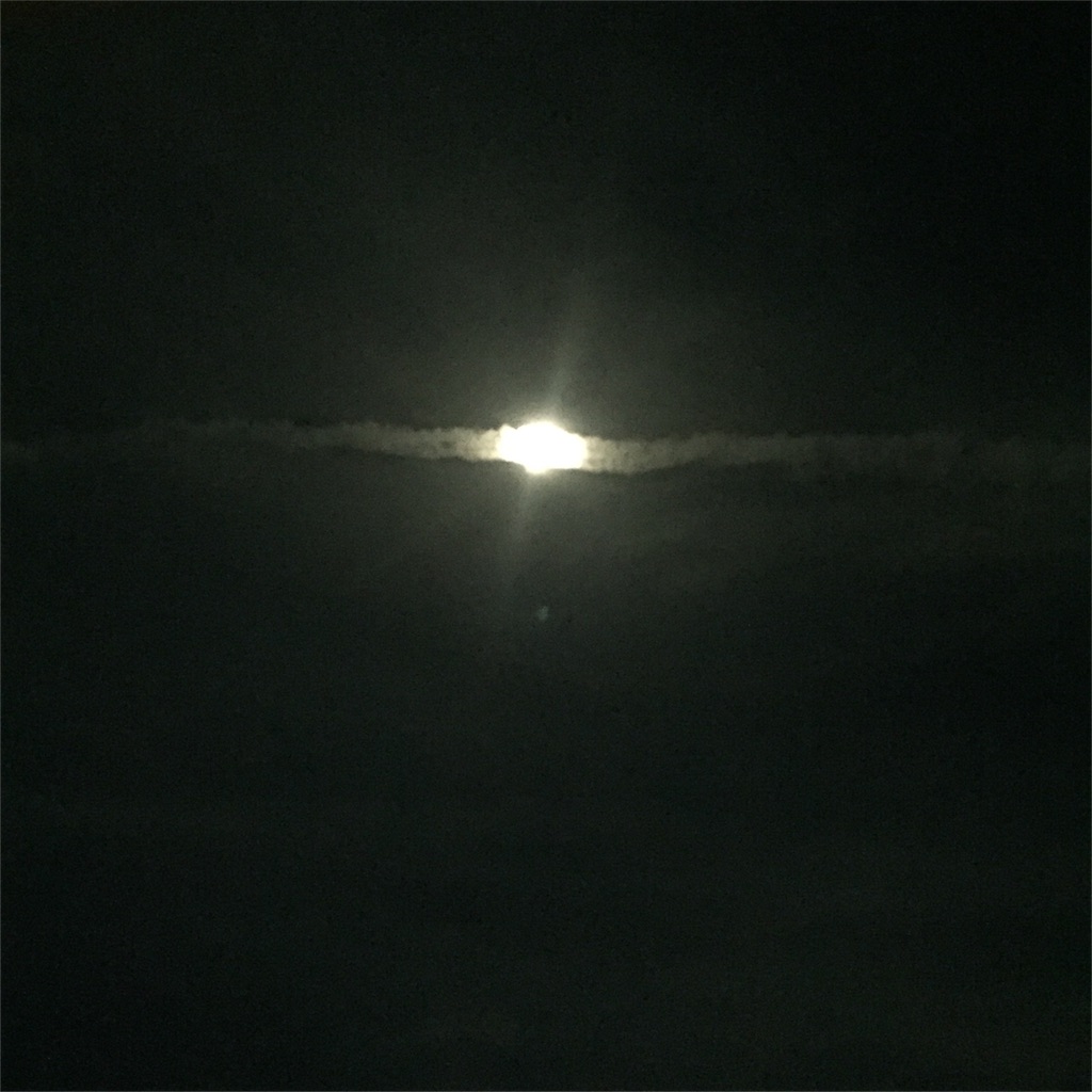 今日の空と昨日の月と飛行機雲 今日の空