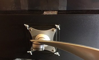 PHILIPSモニター356M6QJAB/11にモニターアームを付けた画像