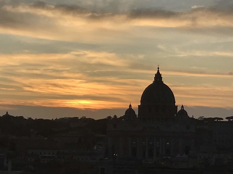 サンタンジェロ城からの夕暮れのサン・ピエトロ大聖堂