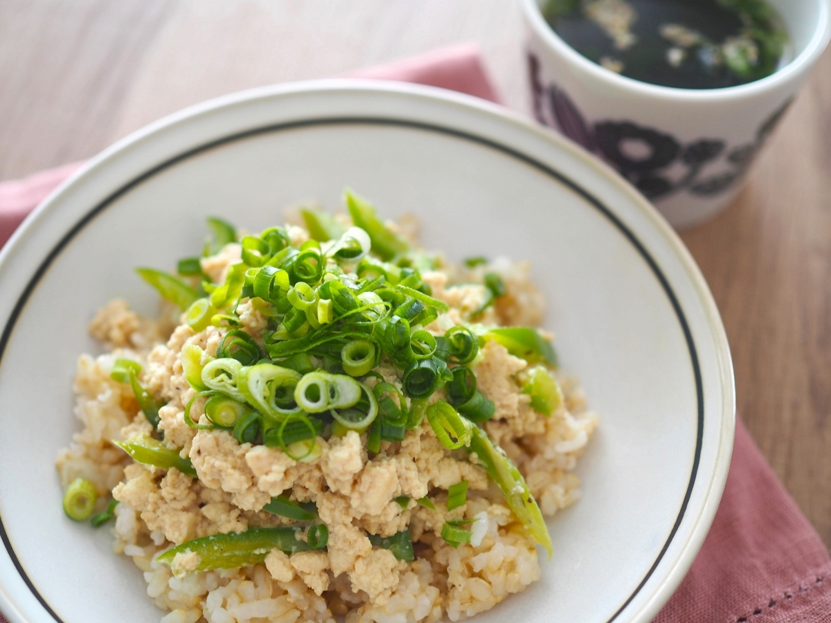 豆腐をレンチン4分でひき肉の代役に「チンジャオロース風丼」ラクでコスパもいいレシピ