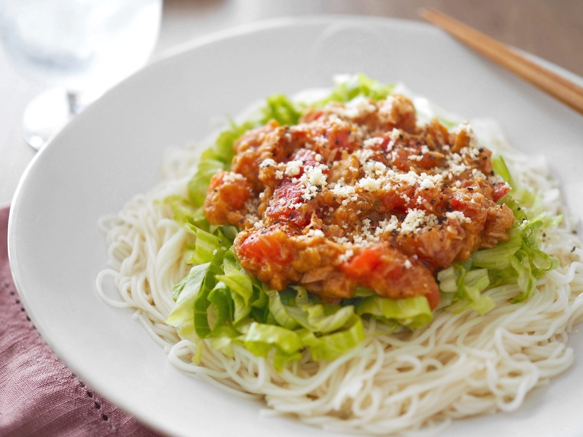 冷凍トマトと調味料で速攻夏メシ「タコライス風そうめん」をキンキンに冷たく作るレシピ