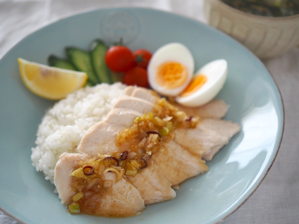 1/2日分のたんぱく質をサクッとカバー。炊かずに作れる「カオマンガイ風フライパンチキン」