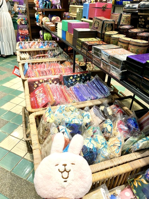 チェンマイのニマンへミンにある瀬戸物屋さんにタイのお皿を探しに行
