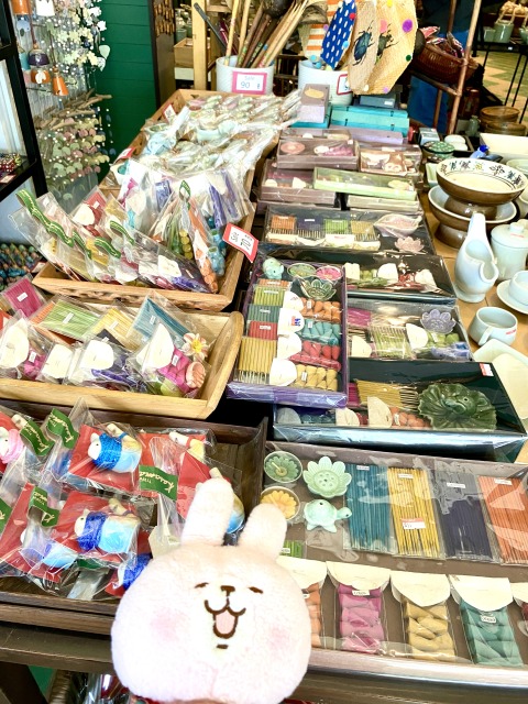 チェンマイのニマンへミンにある瀬戸物屋さんにタイのお皿を探しに行