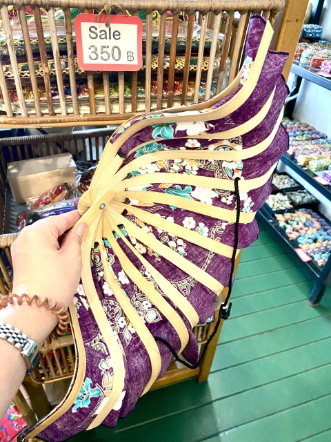 チェンマイのニマンへミンにある瀬戸物屋さんにタイのお皿を探しに行