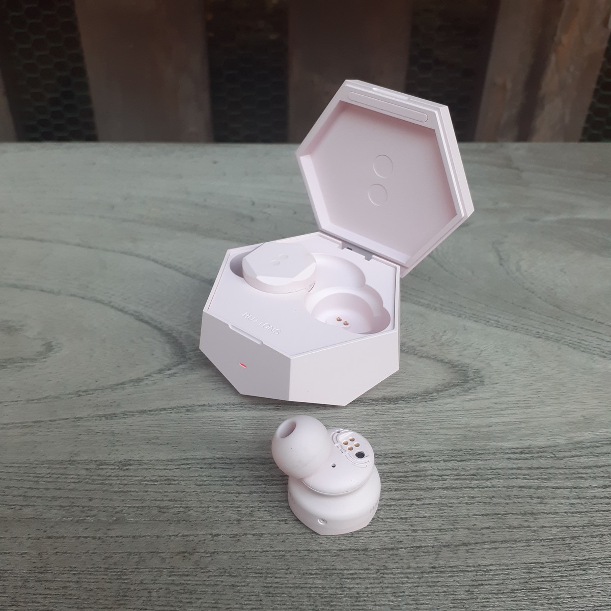 ANC搭載完全ワイヤレスイヤホン Buttons Air X レビュー】地味で優しい