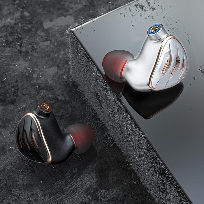 あの大人気クワッドドライバー・ハイブリッドIEMにProモデル登場「FiiO ...