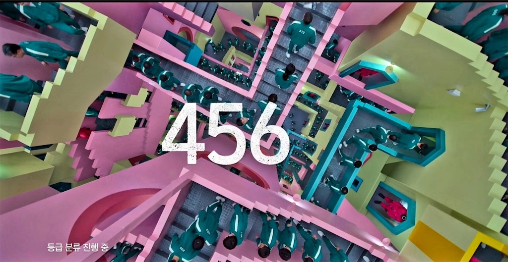 ピンク・黄色パステルカラーの複雑ならせん階段