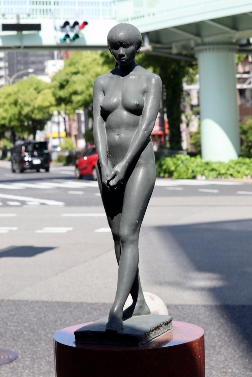 大桐國光《少女1986》|細部接写画像(神戸市・花と彫刻の道)