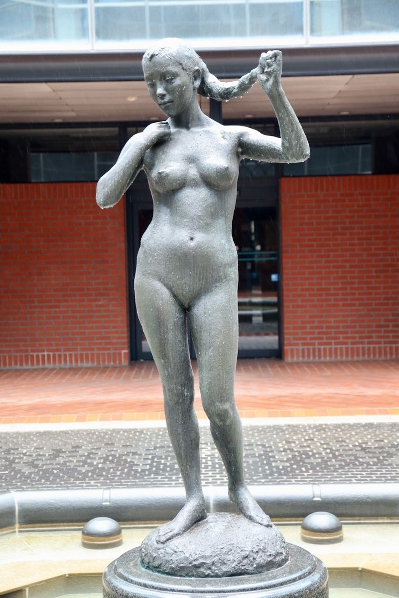 佐藤忠良《乙女の像》|濡れたボディ接写画像(倉敷市役所)