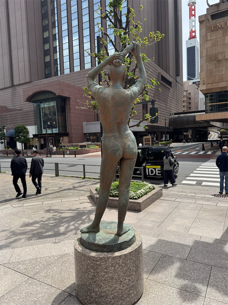 f:id:kannouchgoukoku:20260409192530j:image 笹戸千津子《微風》|細部接写画像50枚(有楽町の宝塚劇場前)