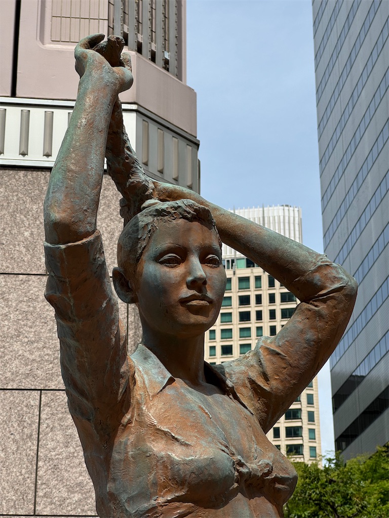 f:id:kannouchgoukoku:20260409192658j:image 笹戸千津子《微風》|細部接写画像50枚(有楽町の宝塚劇場前)