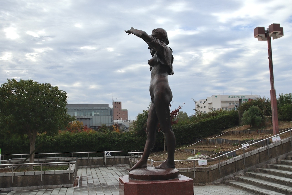 佐藤忠良《夏》｜接写画像（近鉄高の原駅そば）