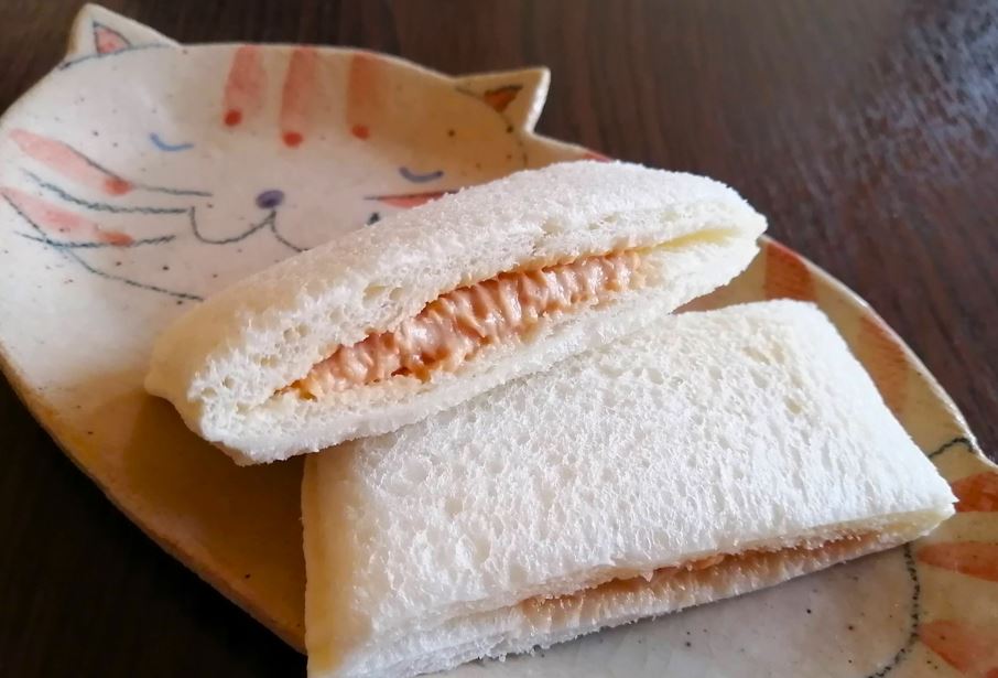 「スナックサンド ピーナツ」を二つに切ってお皿に出したところ