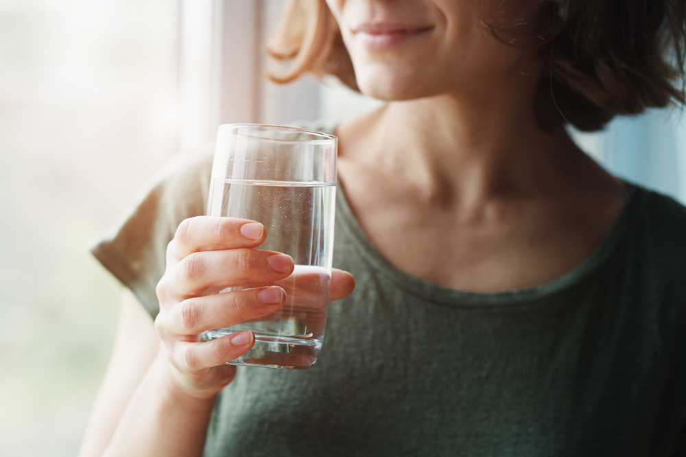 麻の一滴CBDを水で飲む人