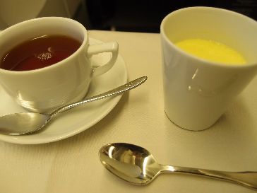 飛行機で紅茶を飲む眉毛を想像