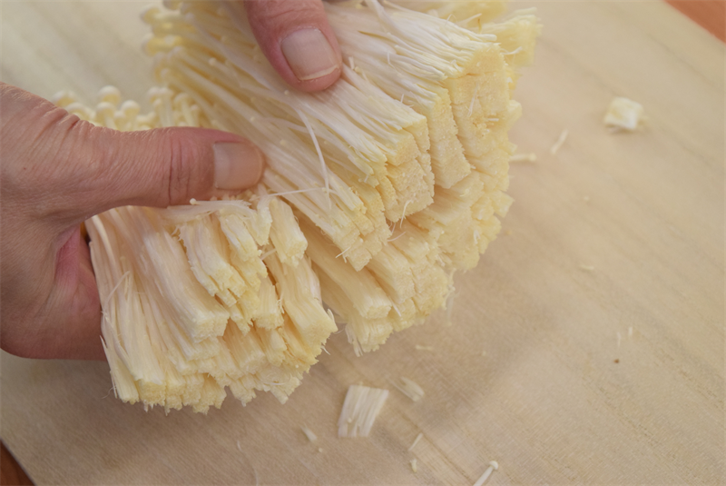 プロは軸は捨てない洗わない 種類別きのこの美味しい食べ方 軸と石づきの違い 三越伊勢丹の食メディア Foodie フーディー