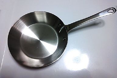 希少 黒入荷！ Mauviel（モービル）のフライパンが我が家にやって来た より 調理器具