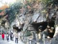 瑞巌寺にて。崖を削って作られた穴です。