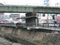 横から見るとちょっと怖い歩道です。