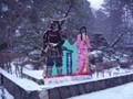 青葉城　写真撮影用にある、伊達政宗とお姫様　裏は日本庭園です。