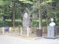 魯迅胸像と魯迅の碑。