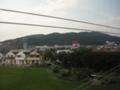 家の合間に田んぼが見えます。